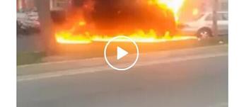 视频：汽车自燃连人带车都烧着了！