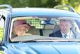 年轻夫妇不让路 看英女王是怎样开车的
