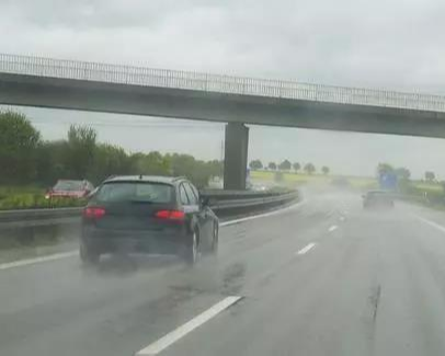 交警怒斥：跑高速一下雨就开双闪的司机都不会开车！
